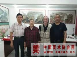 曳岚和老伴同本院董事长苏渭江与中央书画研究院院长应明阳先生长合影留念
